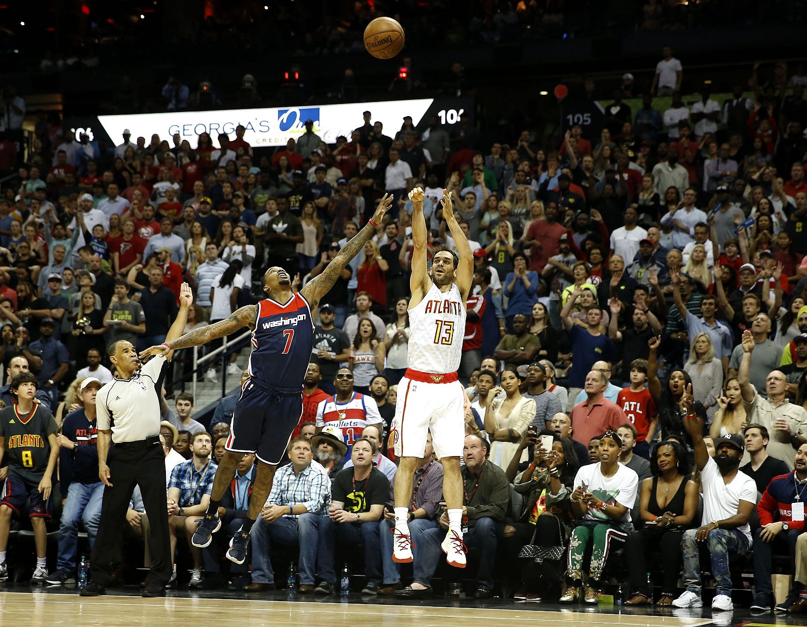 Calderón lanza a canasta en el Philips Arena de Atlanta