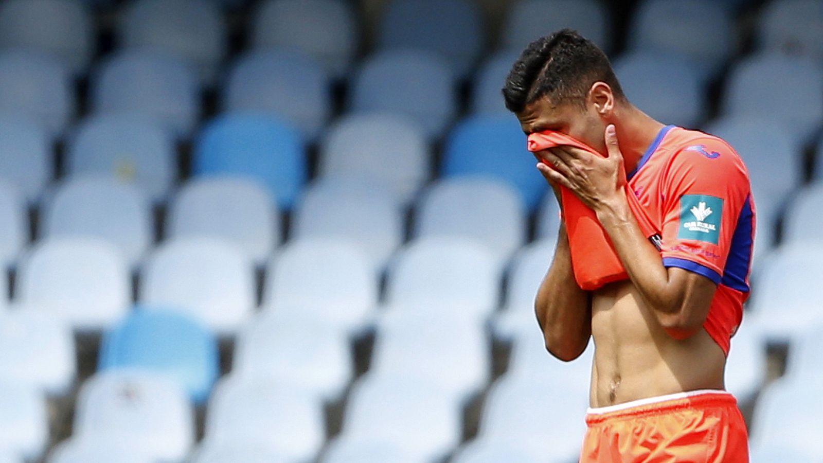 El centrocampista brasileño del Granada Andreas Pereira se lamenta tras perder ante la Real