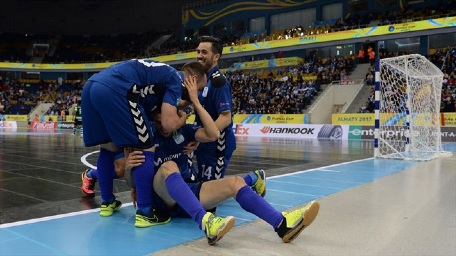 Lolo es felicitado por sus compañeros tras anotar el segundo gol del Inter Movistar ante Sporting de Portugal en la final de la Copa de Europa.