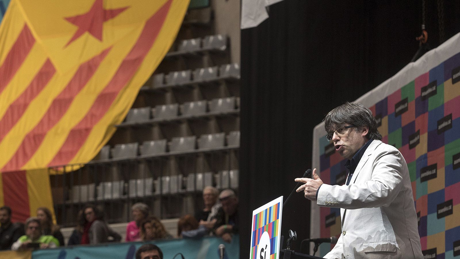 El presidente de la Generalitat, Carles Puigdemont, interviene en la asamblea general de la ANC