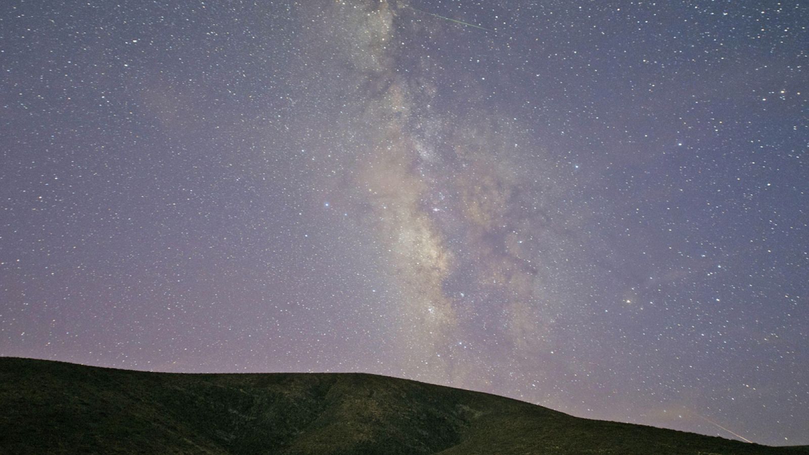 Para observar la lluvia de Eta Acuáridas, hace falta buscar un lugar lejos de la contaminación lumínica de las ciudades y mirar hacia el sureste del horizonte, donde está la constelación de Acuario.