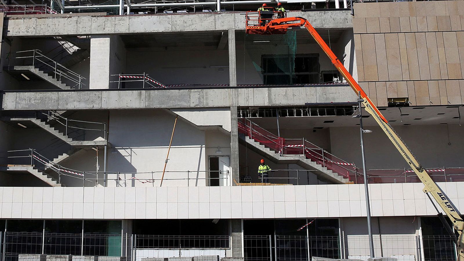 Obreros en un edificio en construcción en Madrid
