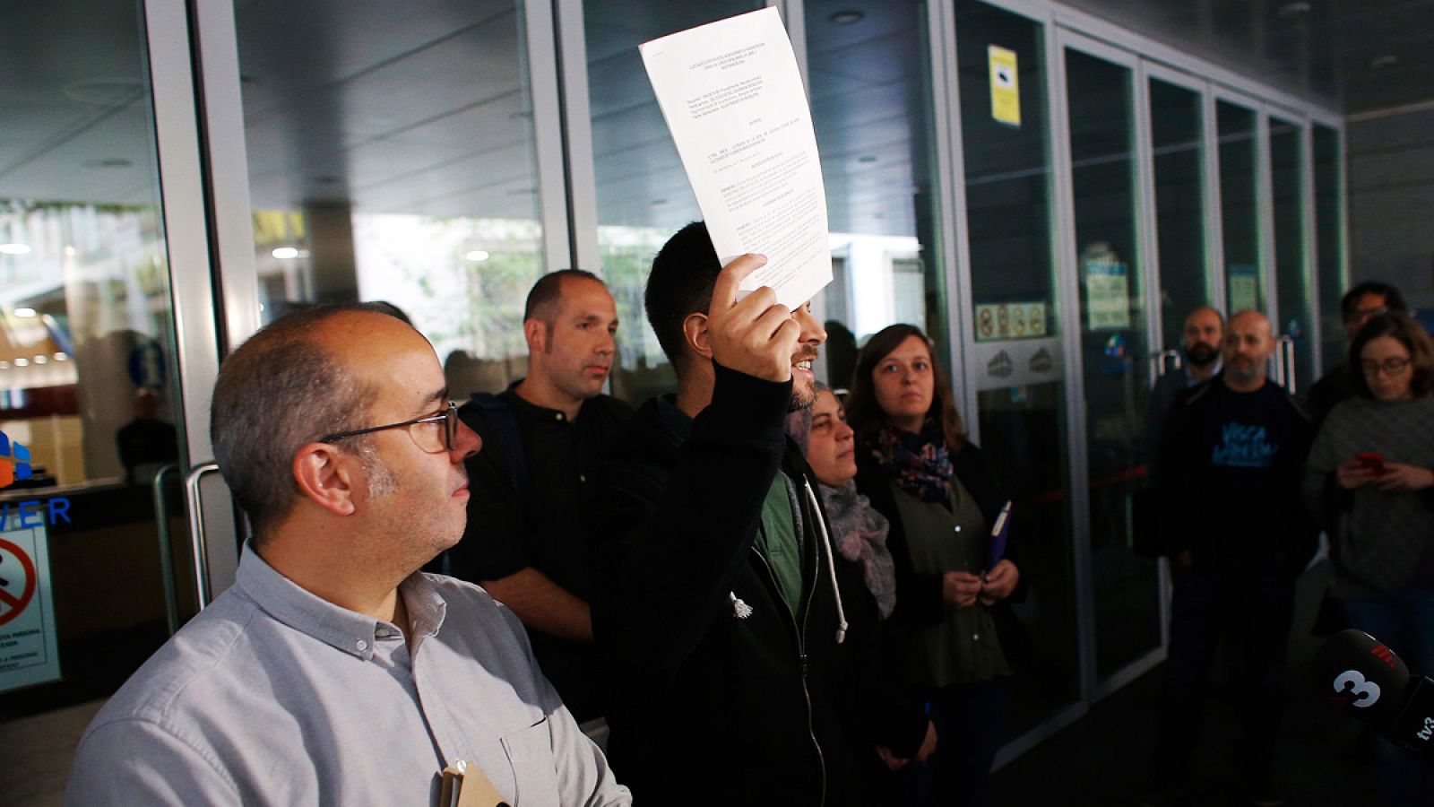 El primer teniente de alcalde de Badalona, Oriol Lladó, y el tercer teniente de alcalde, Josep Téllez, muestran la resolución de un juzgado barcelonés contra su voluntad de abrir las dependencias municipales en el Día de la Hispanidad
