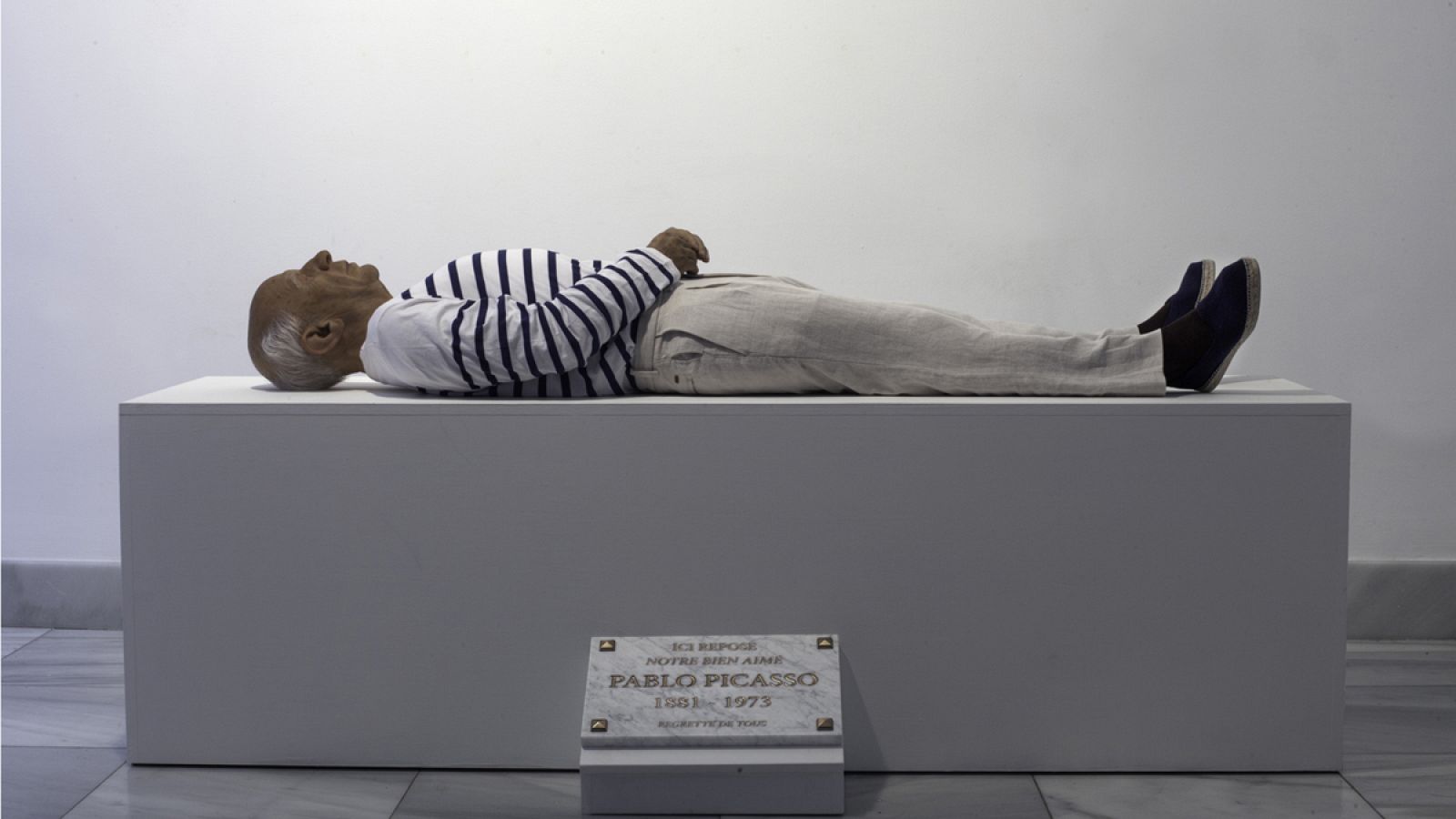 Escultura hiperrealista de Pablo Picasso realizada por Eugenio Merino titulada 'Aquí murió Picasso'.