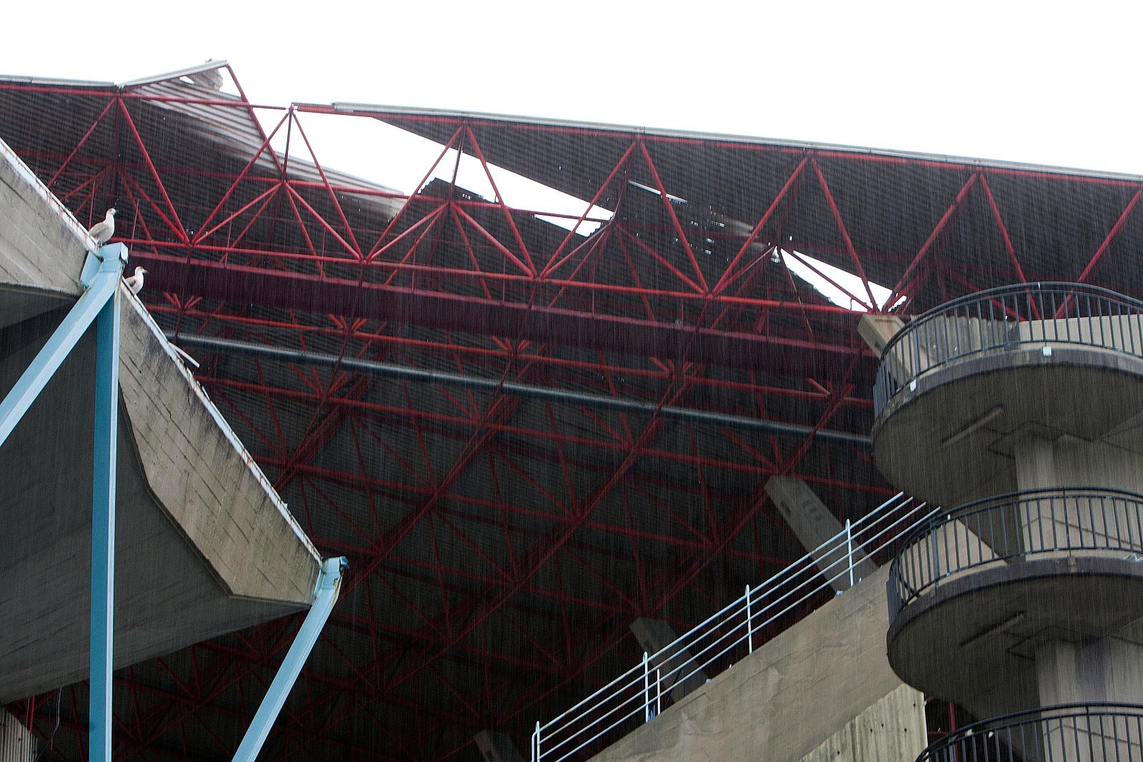 Imagen de los desprendimientos de la cubierta de Balaídos por el temporal que obligó a aplazar el partido.