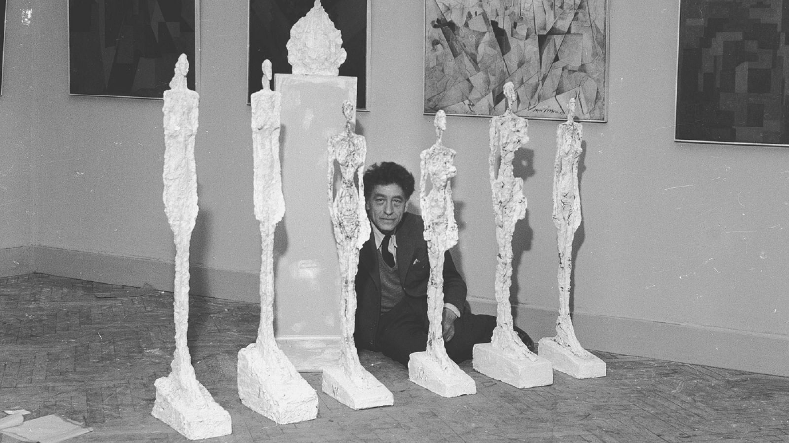 Alberto Giacometti, junto a sus esculturas en la Bienal de  Venecia de 1956.