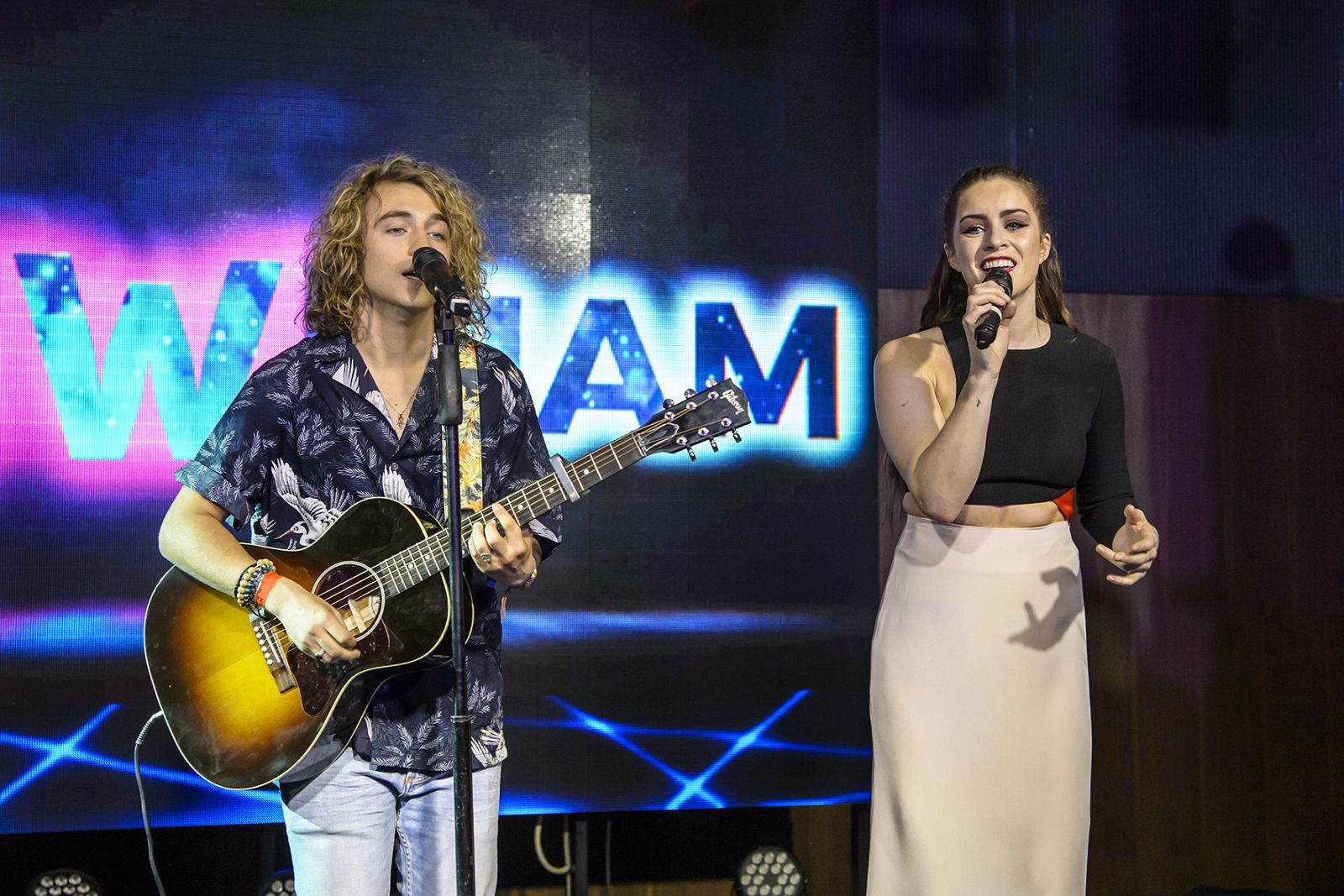 Manel y Lucie Jones en el escenario del Euroclub