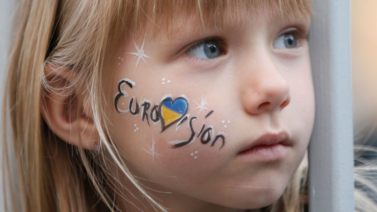 Una niña, viendo una actuación de Eurovisión