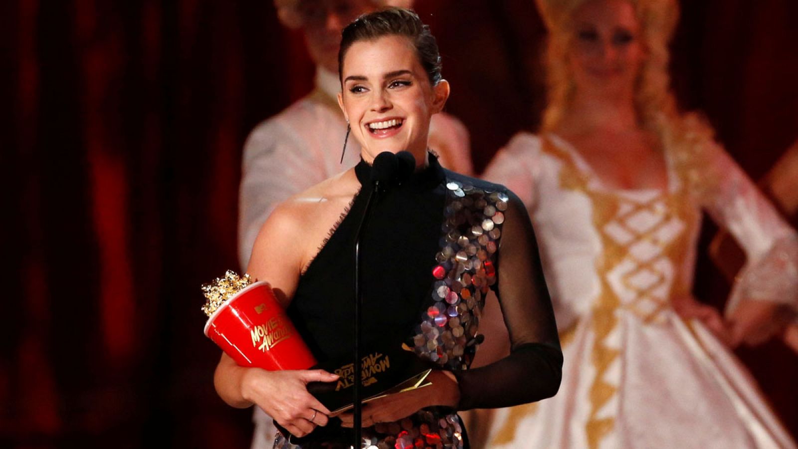La actriz Emma Watson gana el premio a la mejor interpretación por 'La bella y la bestia'