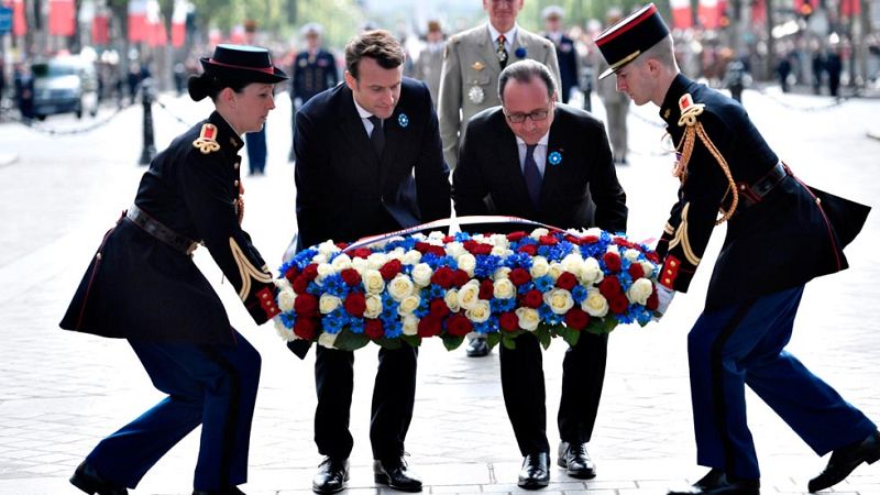 Macron escenifica junto a Hollande la liberación de Francia en su primer acto oficial tras ser elegido presidente 