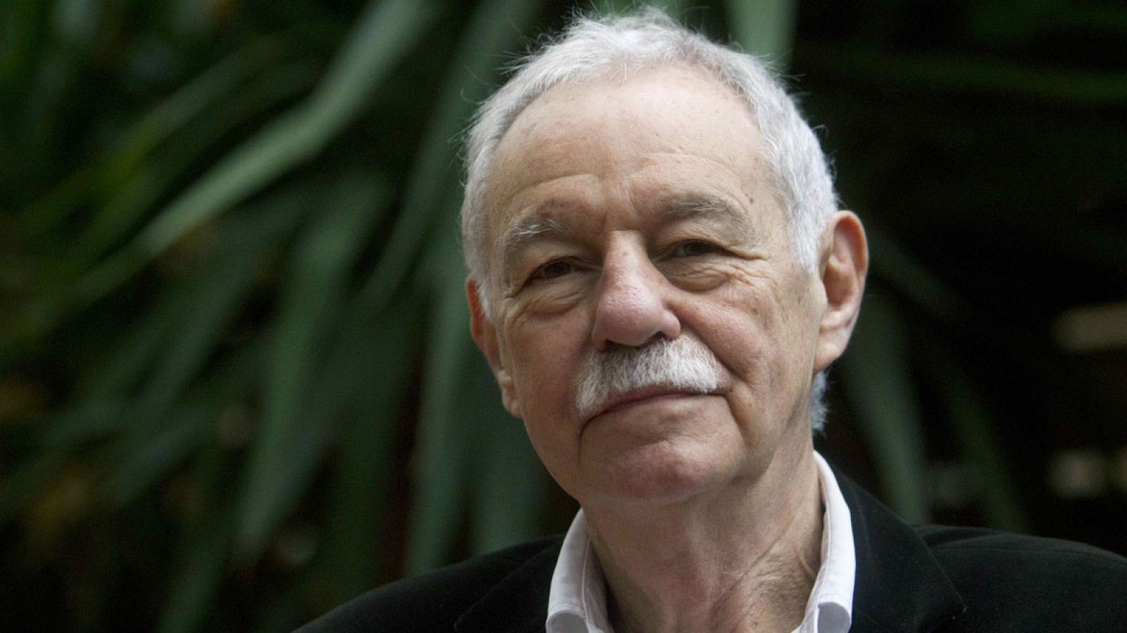 El autor de 'La verdad sobre el caso Savolta' concibe el humor como herramienta para entender el mundo