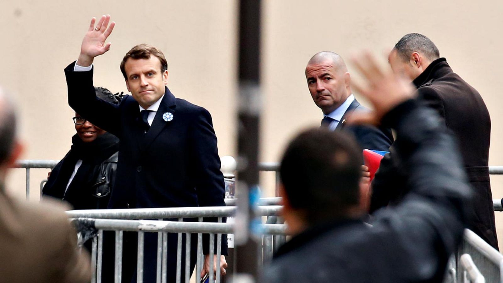 El presidente electo de Francia, Emmanuel Macron, saluda al llegar a la sede de En Marche!