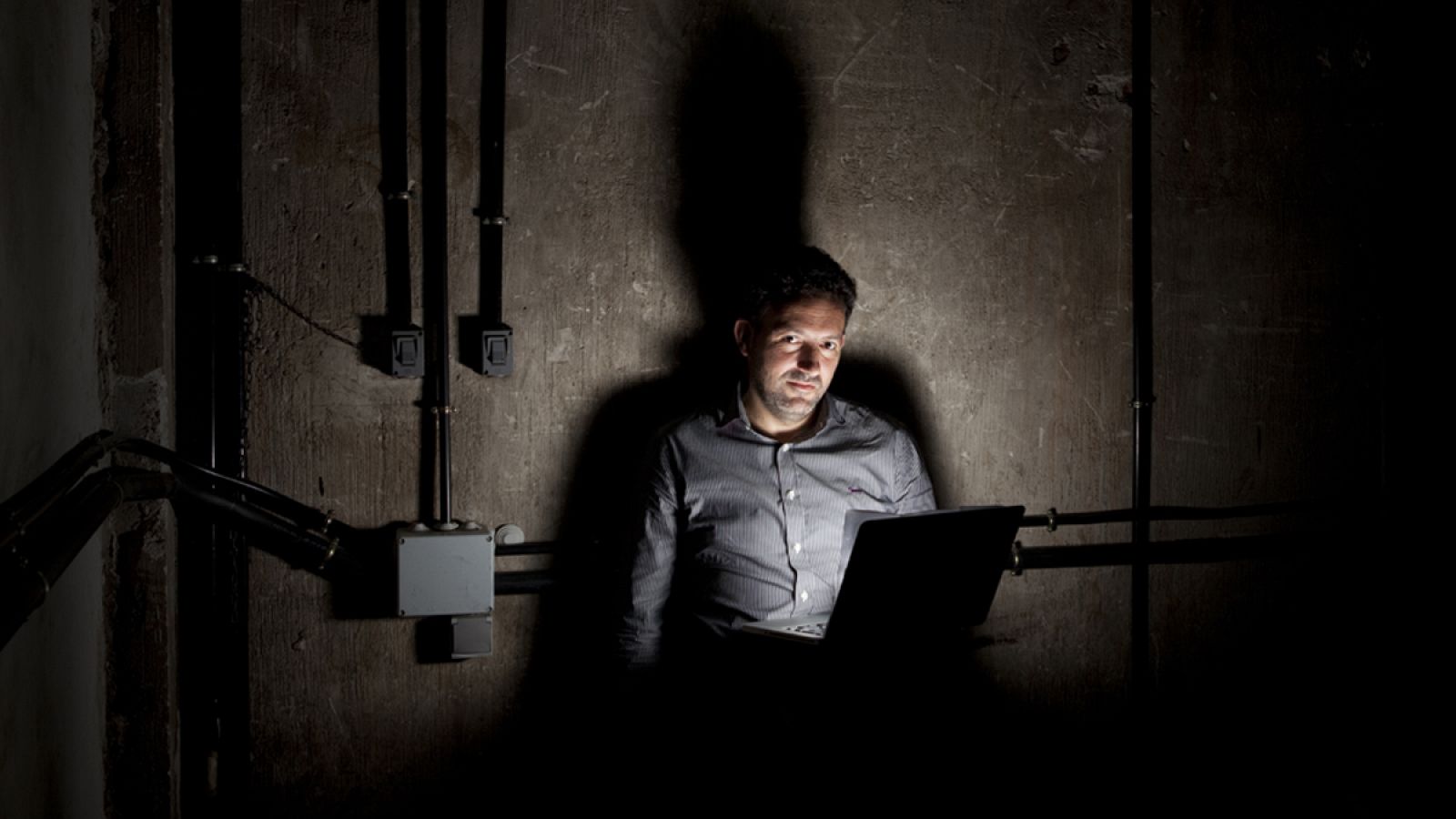 Imagen del escritor bilbaíno Mikel Santiago