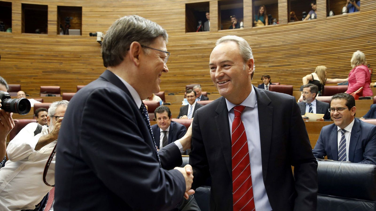 El presidente valenciano, el socialista Ximo Puig, saluda a su predecesor, el 'popular' Alberto Fabra, en una imagen de archivo.