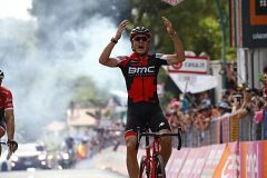 El suizo Dillier impone su velocidad tras una larguísima escapada
