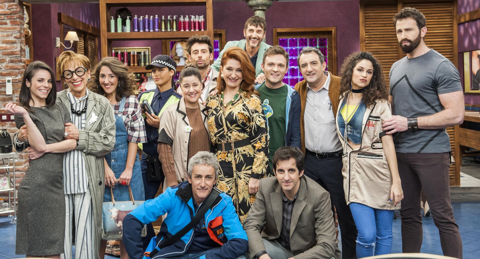 'La peluquería' está protagonizada por Chiqui Fernández, Anna Gras, Juanjo Cucalón, Bárbara Mestanza, Adam Jeziersky y Fernando Gil