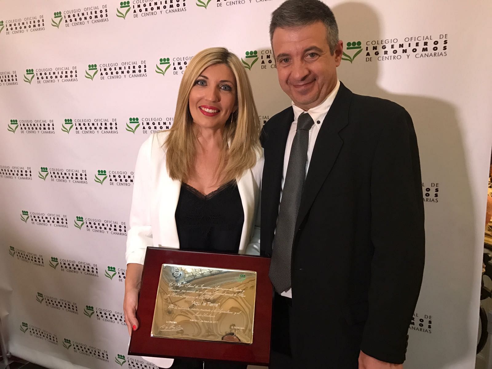 La reportera Mar Villalobos y el codirector del programa Víctor Otamendi con el galardón