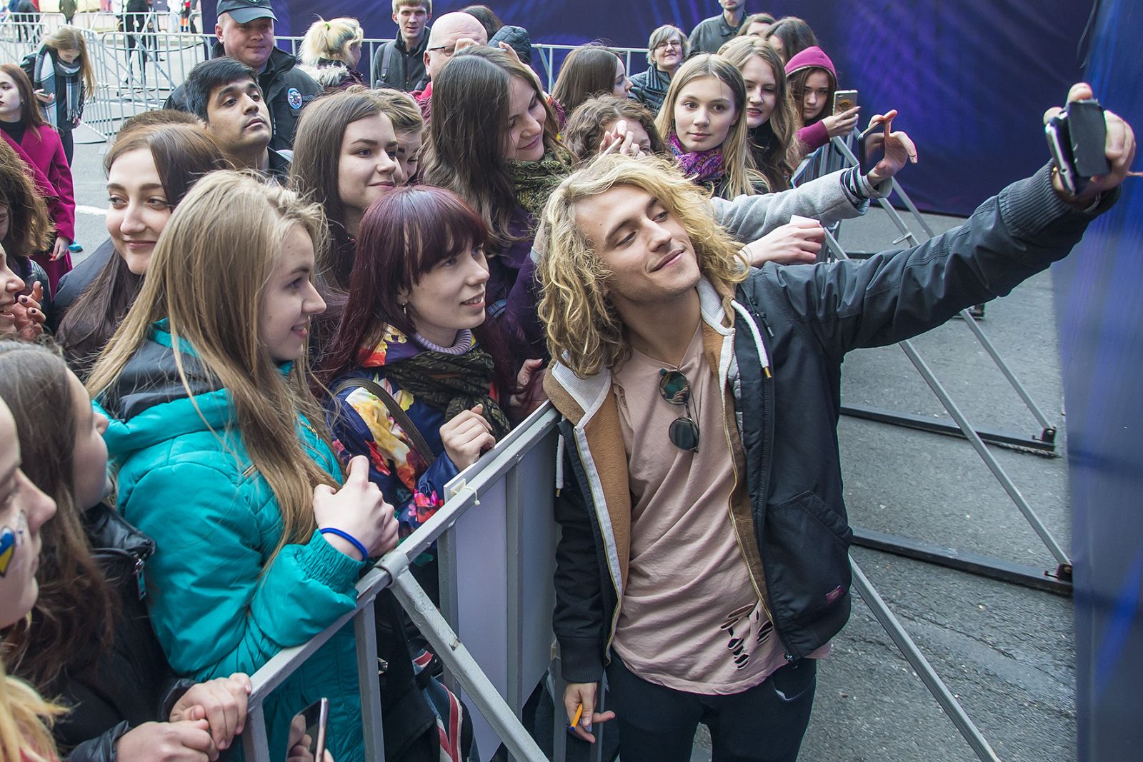 Cientos de fans no han querido perderse la actuación de Manel