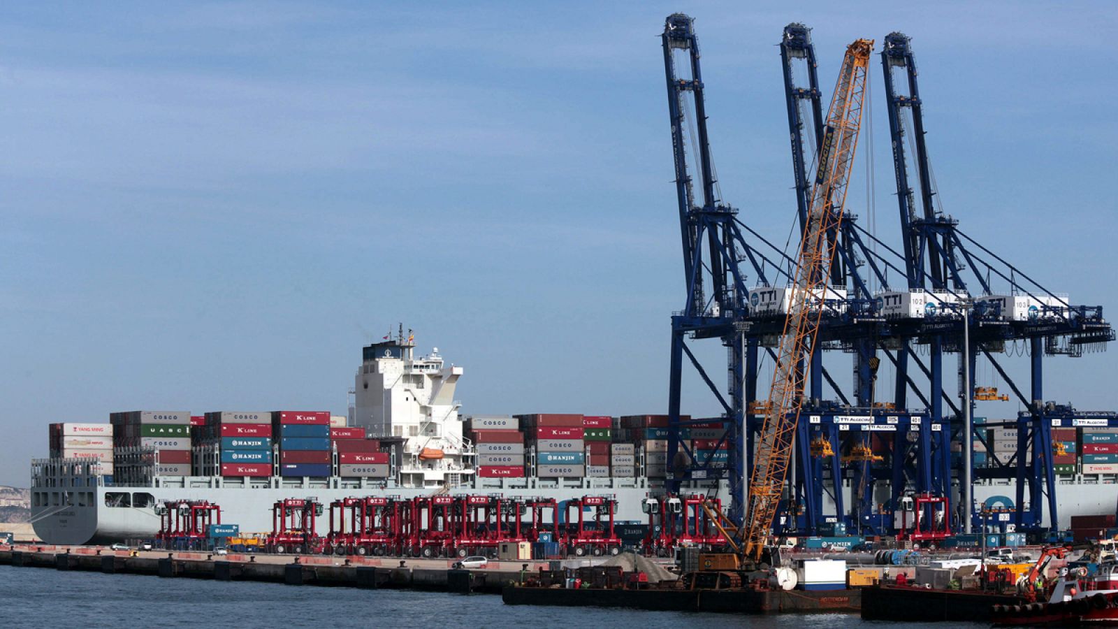 El buque Hanjun Casablanca, atracado en el puerto de Algeciras.