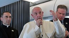 El papa lamenta que "hay dos mil" casos "amontonados" de curas pederastas por la falta de personal