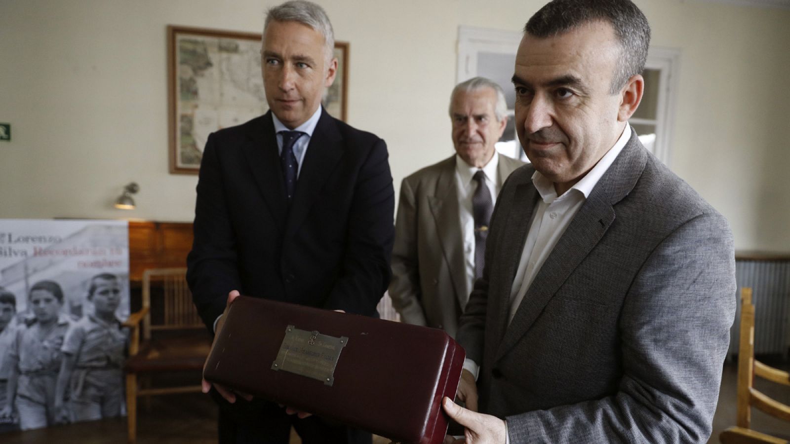 El escritor Lorenzo Silva (d), presenta 'Recordarán tu nombre', la historia del general de la Guardia Civil JoséAranguren, junto al nieto y bisnieto del protagonista, José Antonio Cobreros Aranguren y Lorenzo Rubio, respectivamente.