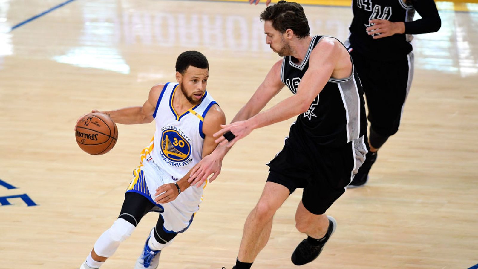Los Warriors barren a los Spurs