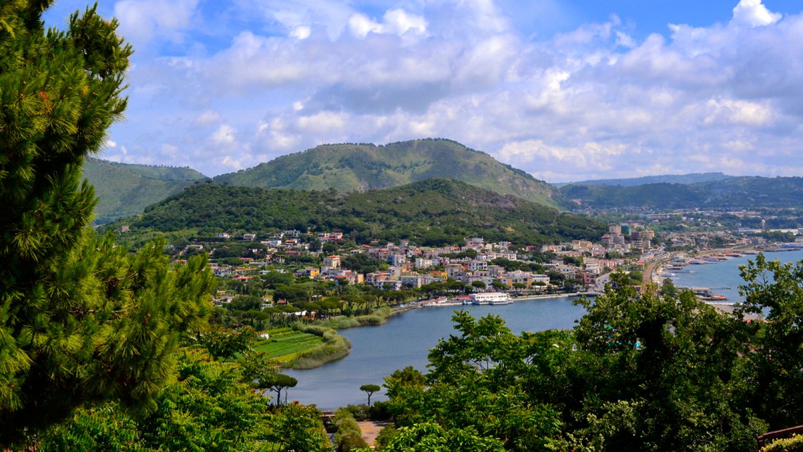 Los Campos Flégreos son una caldera volcánica situada a 9 km al noroeste de la ciudad de Nápoles.