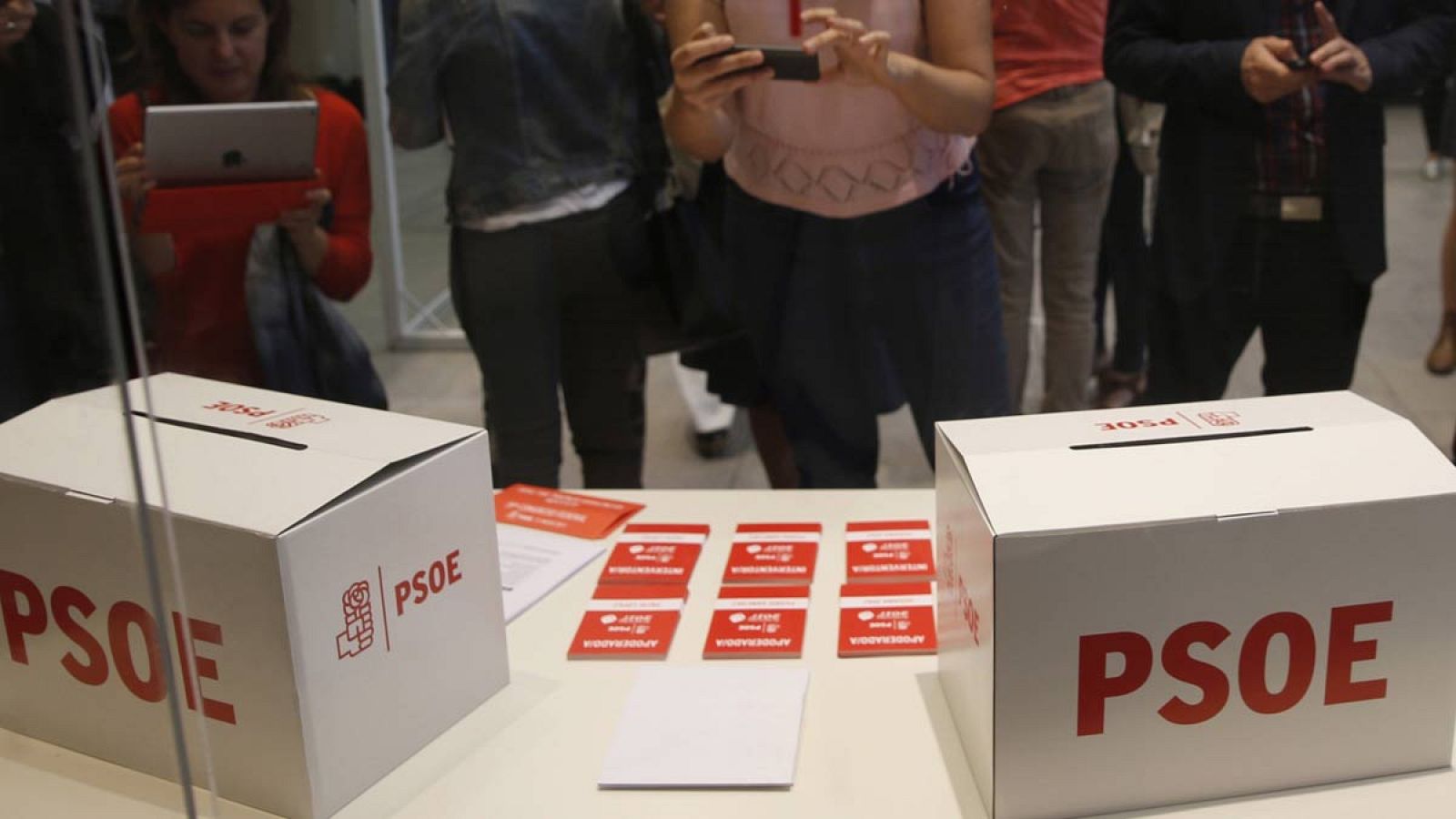 Urnas en la sede del PSOE en Ferraz