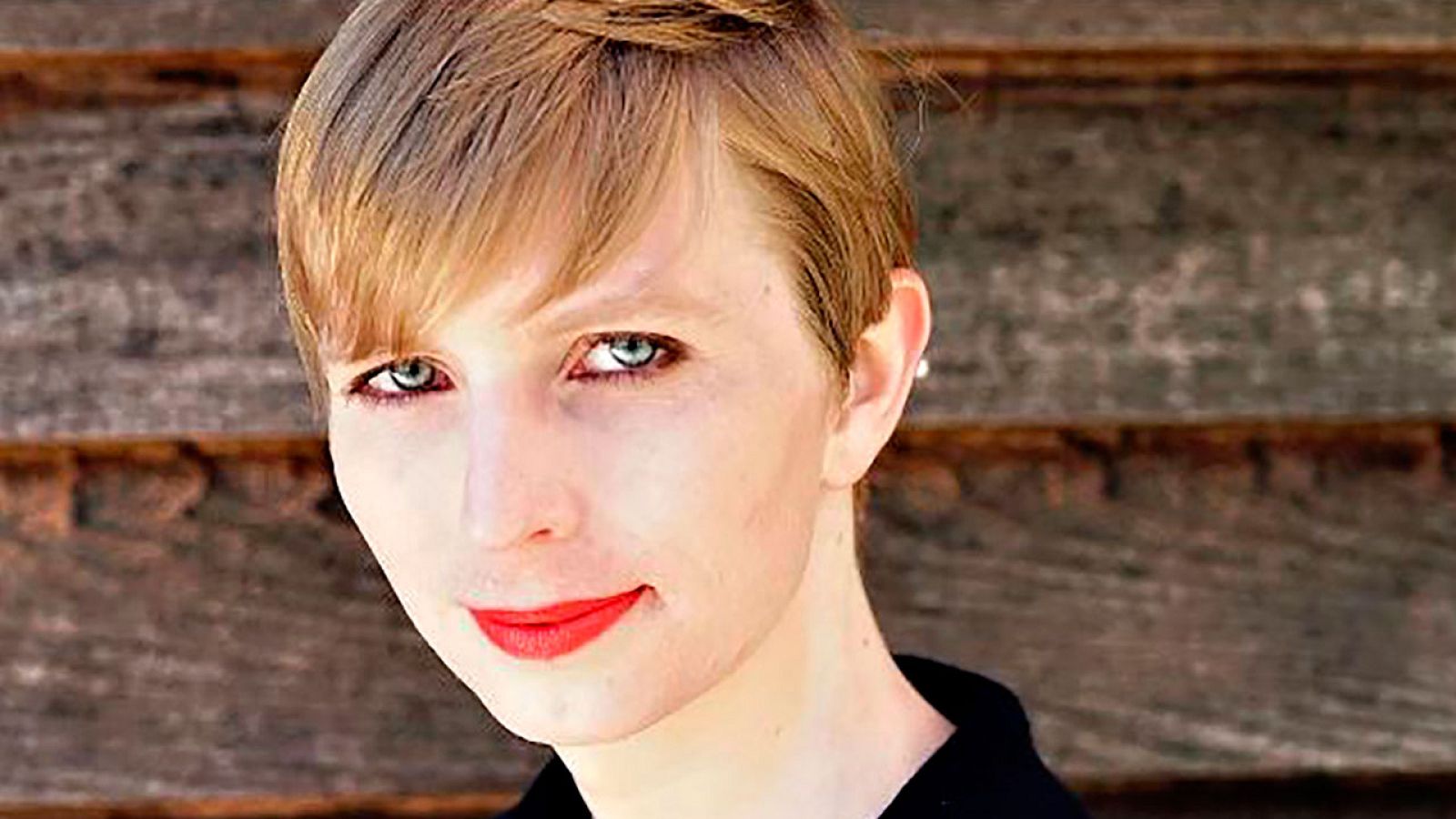 La ex analista militar Chelsea Manning, en su primera foto tras salir en libertad