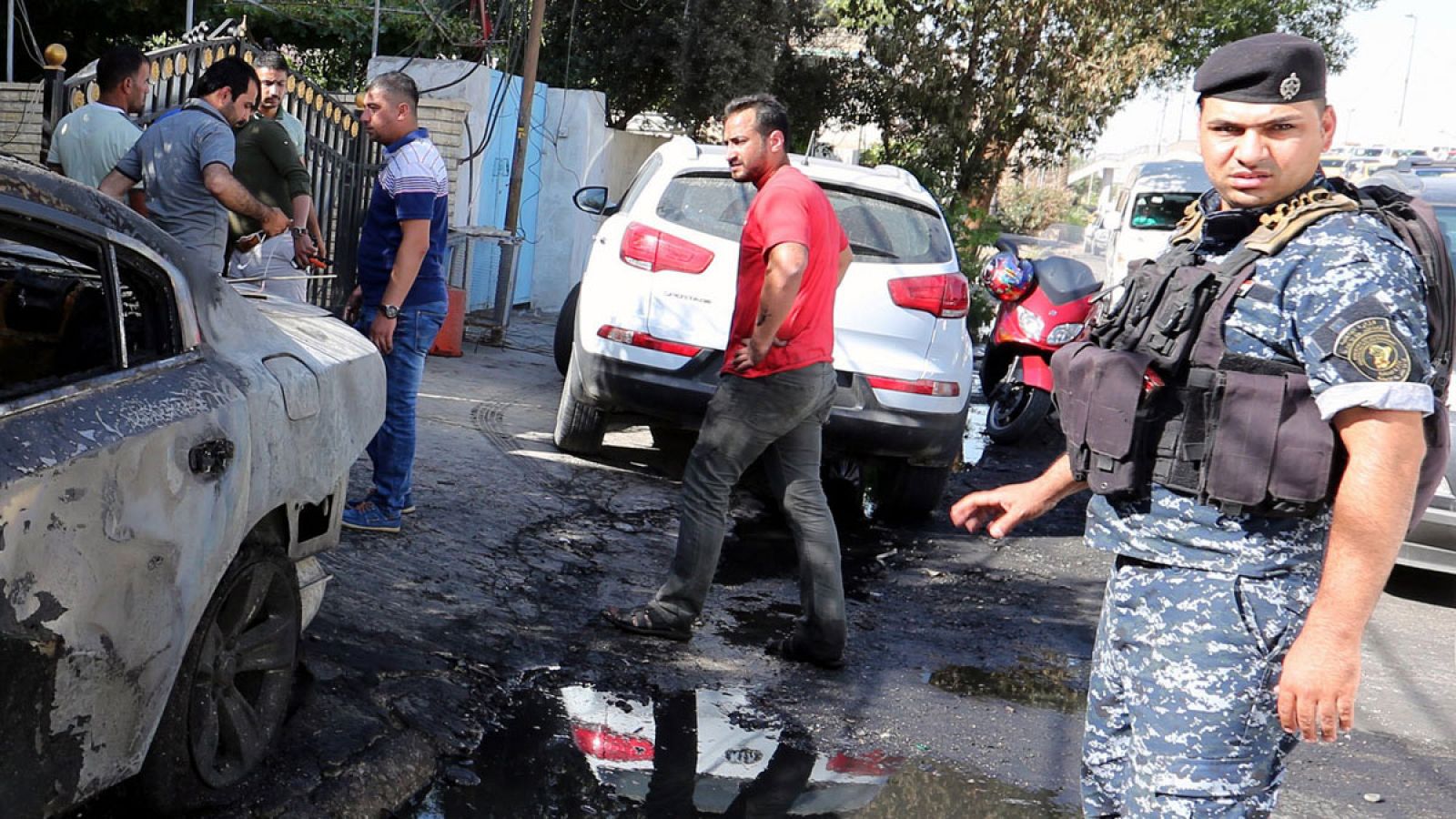 Un policía iraquí en el lugar del atentado perpetrado en el distrito de Karrada el 14 de mayo