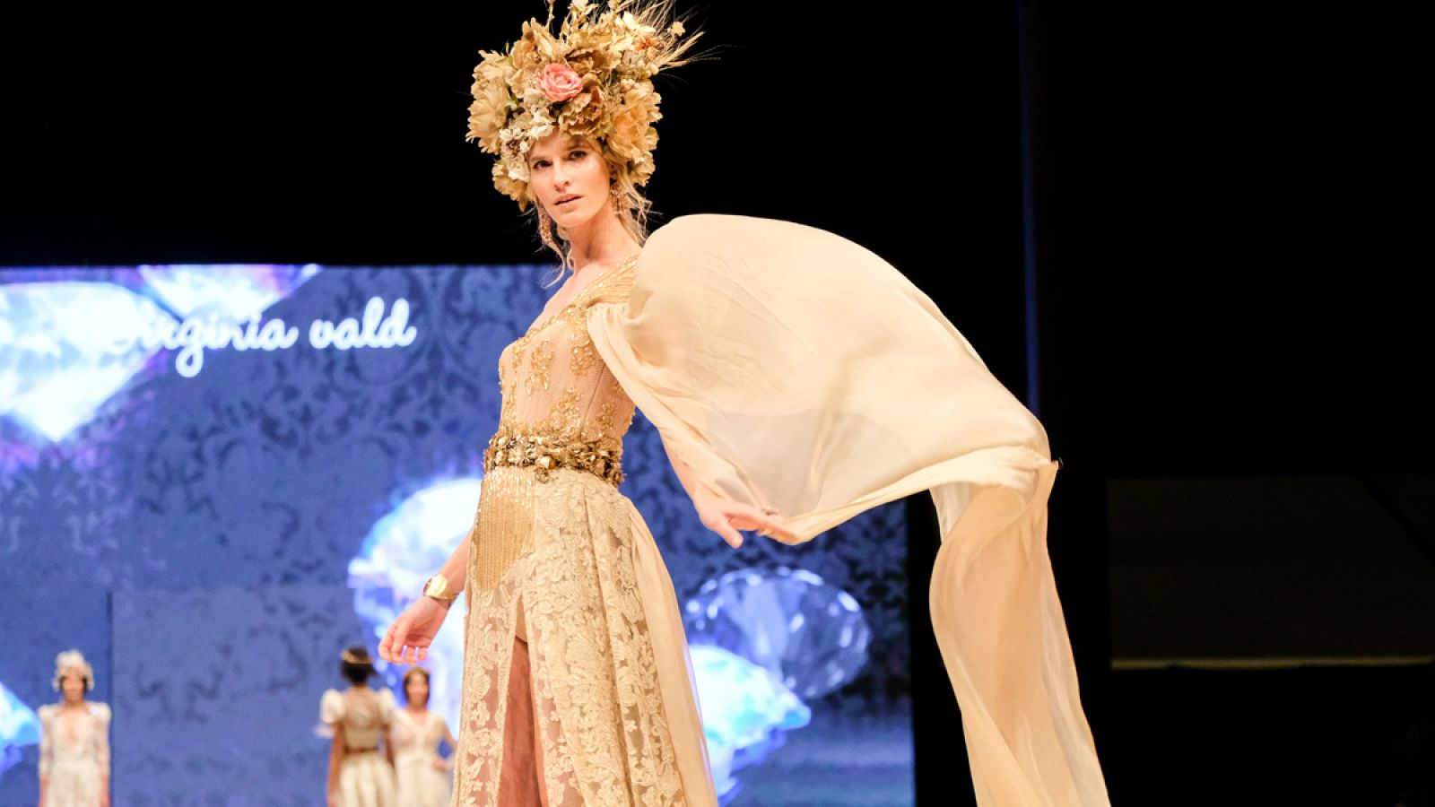 La modelo Clara Mas en el desfile de Virginia Vald.
