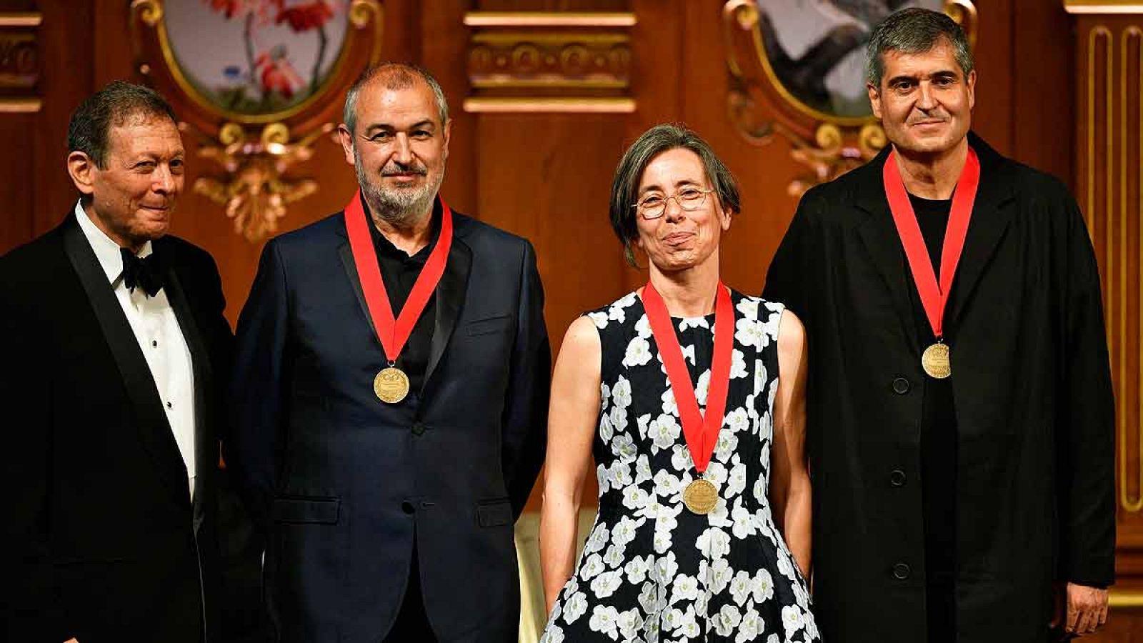 Los arquitectos Rafael Aranda (d), Carme Pigem (2-d) y Ramon Vilalta (2-i) posan con sus premios Pritzker junto al presidente de la Fundación, Thomas Pritzker (i)