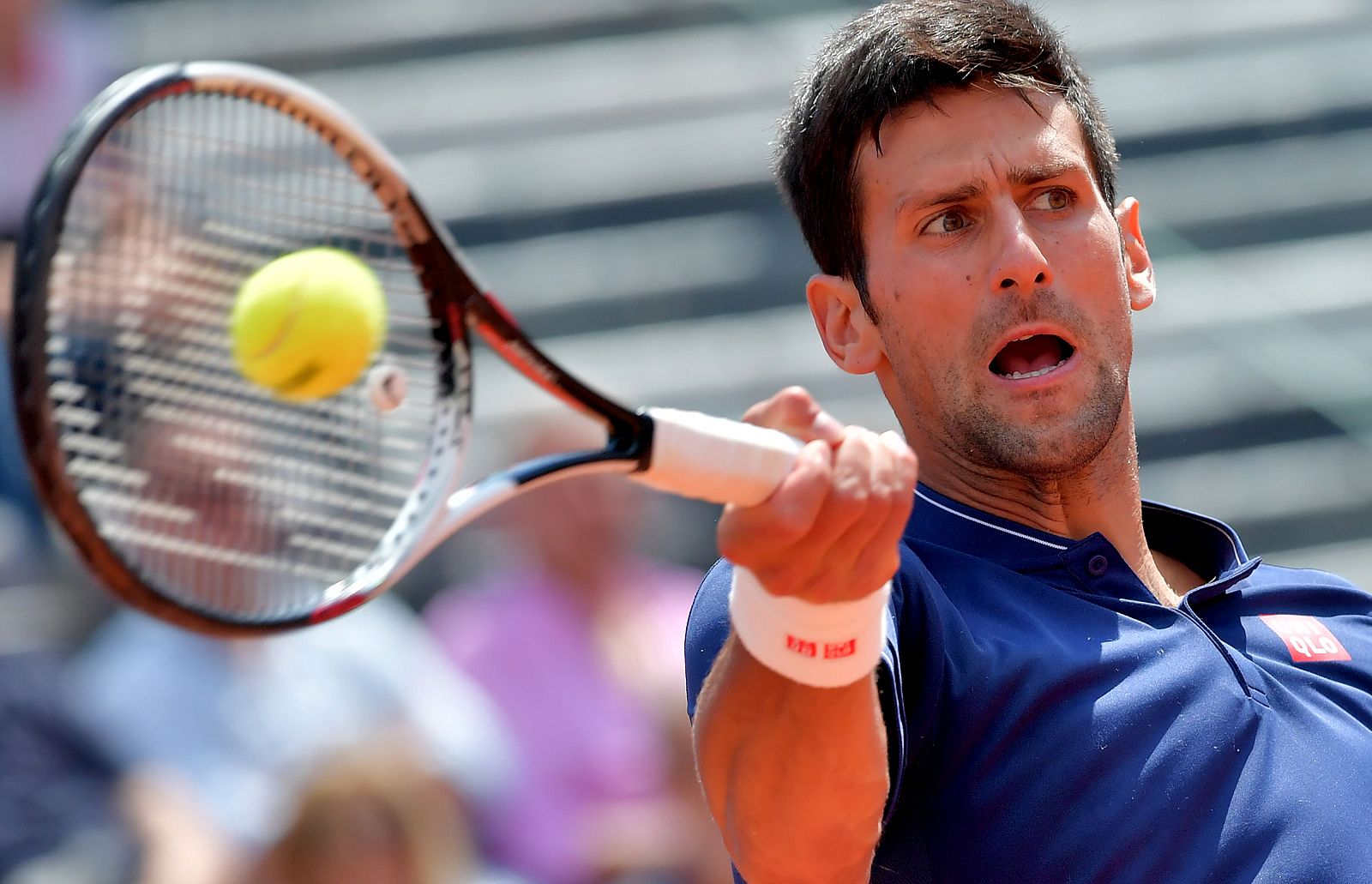 Djokovic devuelve la bola ante Del Potro, en los cuartos de final de Roma.