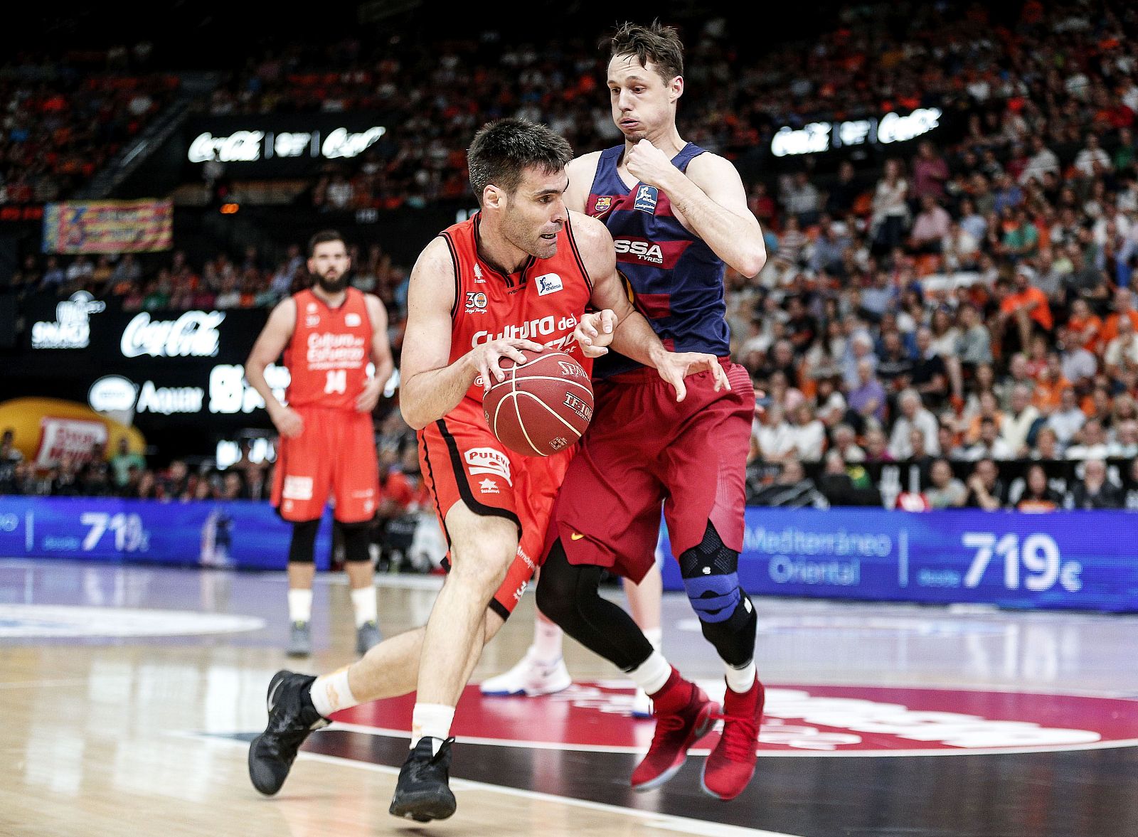 Fernando San Emeterio (i) trata de superar la defensa del alero sueco del FC Barcelona Lasssa, Marcus Eriksson (d), durante el primer partido de los cuartos de final de la Liga ACB.