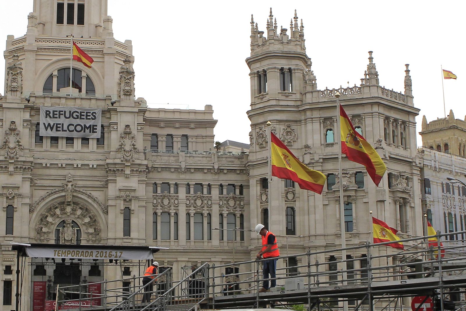 Preparativos en la madrileña Plaza de Cibeles para festejar el título de liga del Real Madrid.
