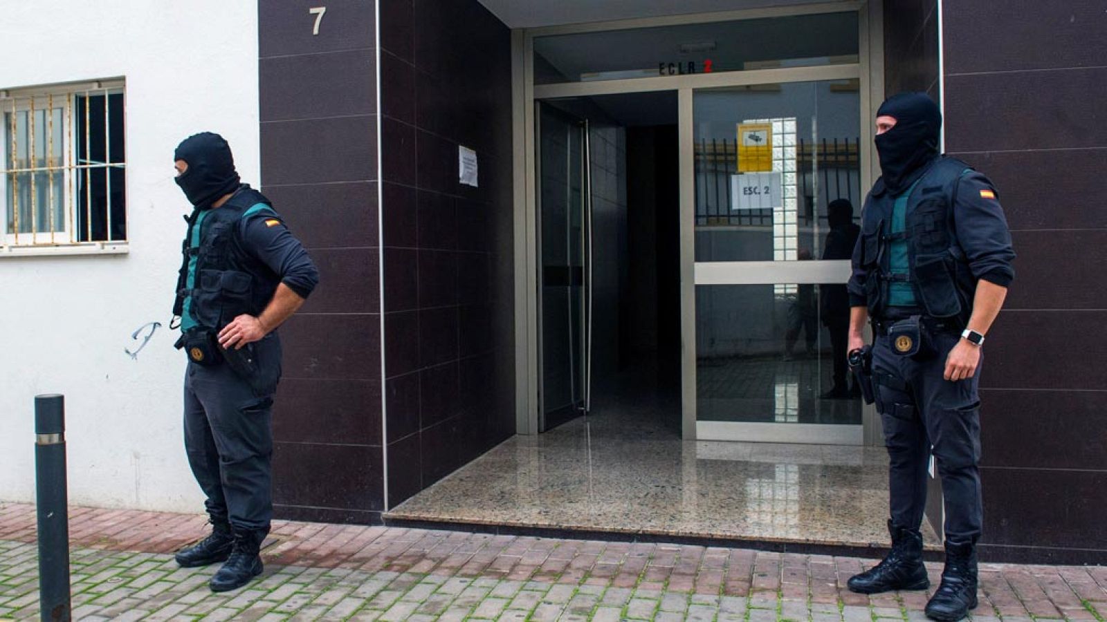 Imagen de archivo de dos polícias en medio de una operación antiterrorista