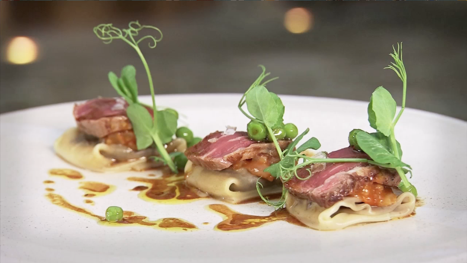 Canelones de rabo de vaca pajuna con sus callos y tataki de solomillo