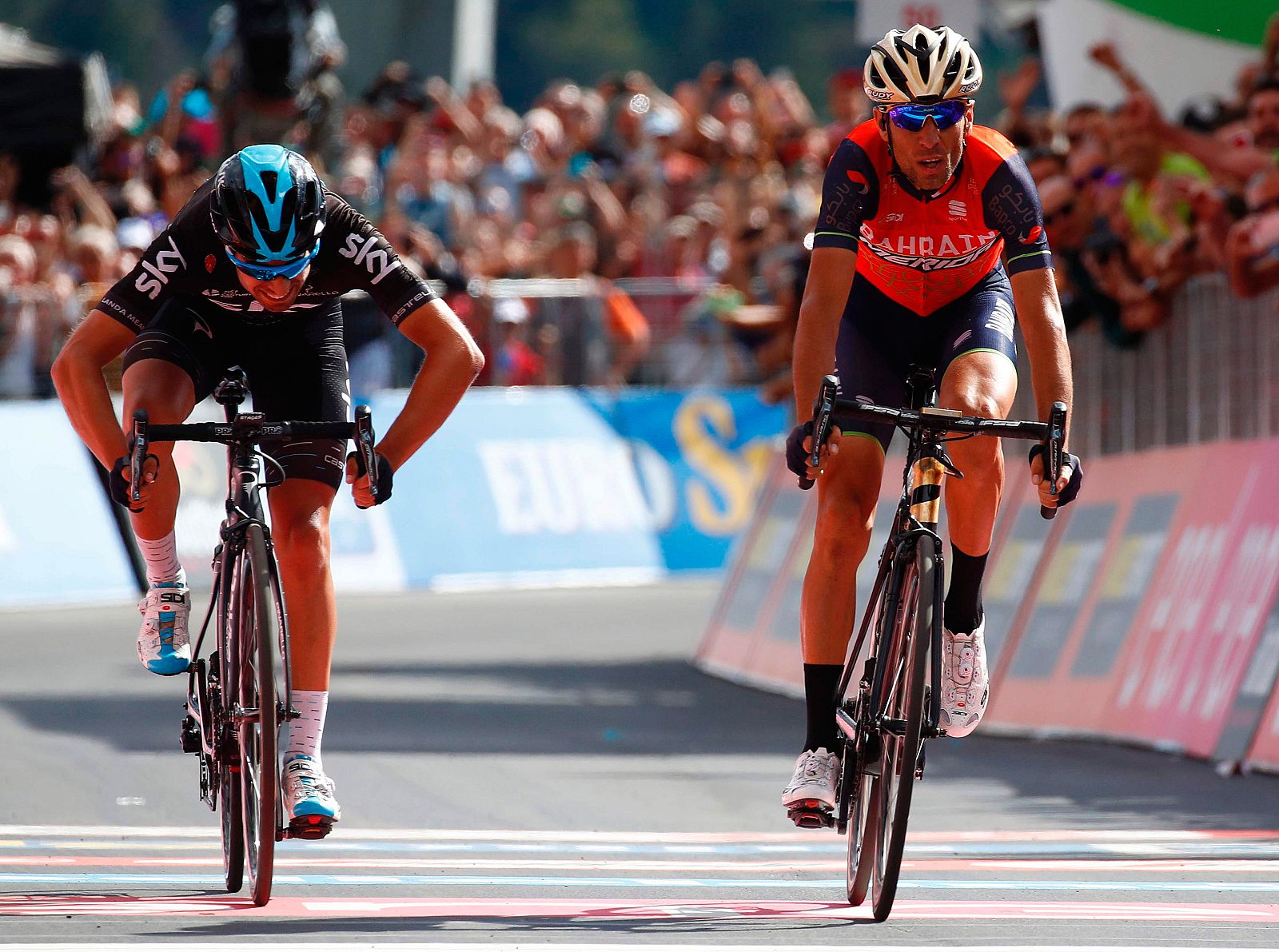 Vincenzo Nibali se impone a Mikel Landa en la meta de Bormio.