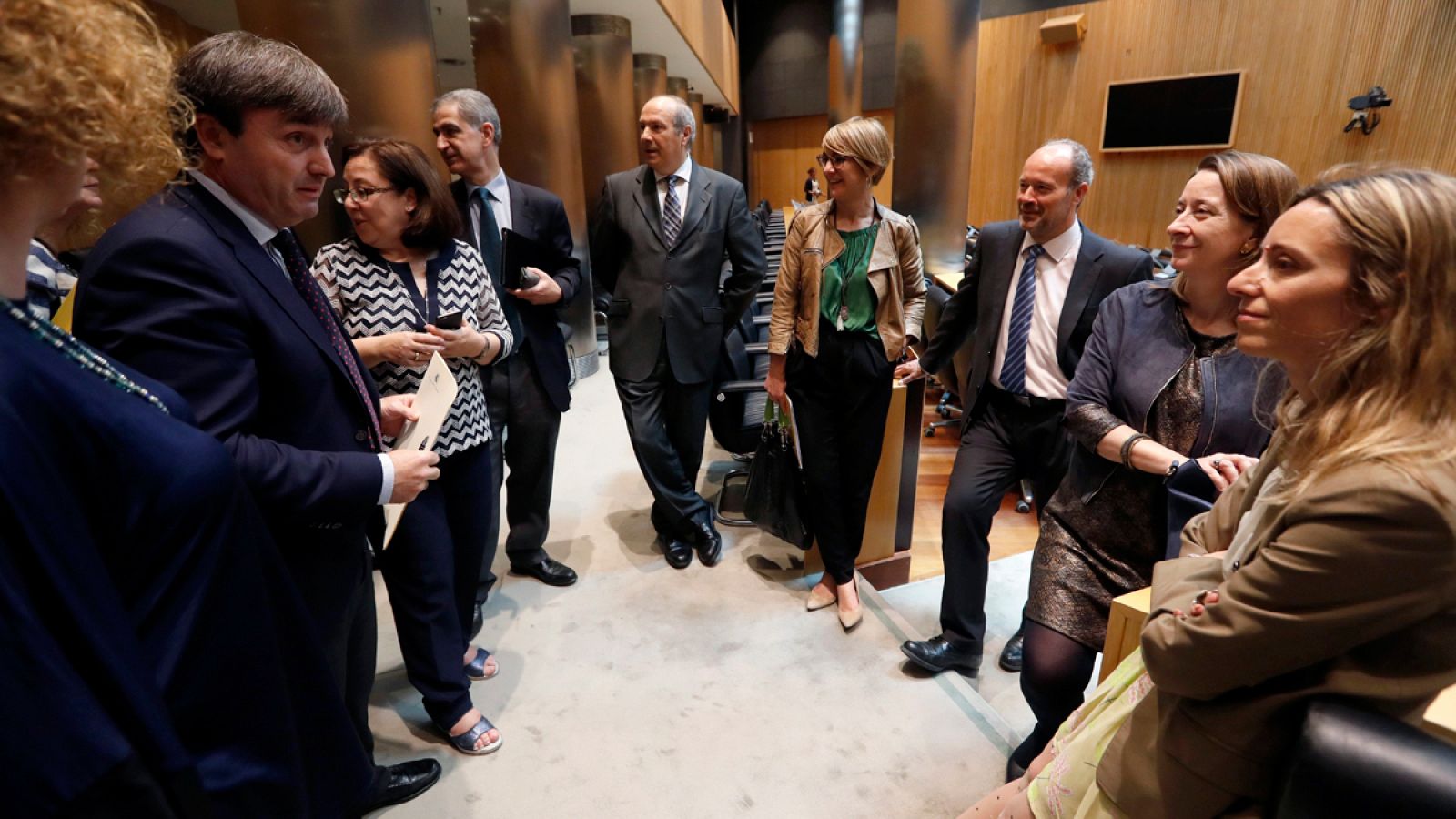 Representantes de tres asociaciones de fiscales antes de comparecer en la Comisión de Justicia del Congreso