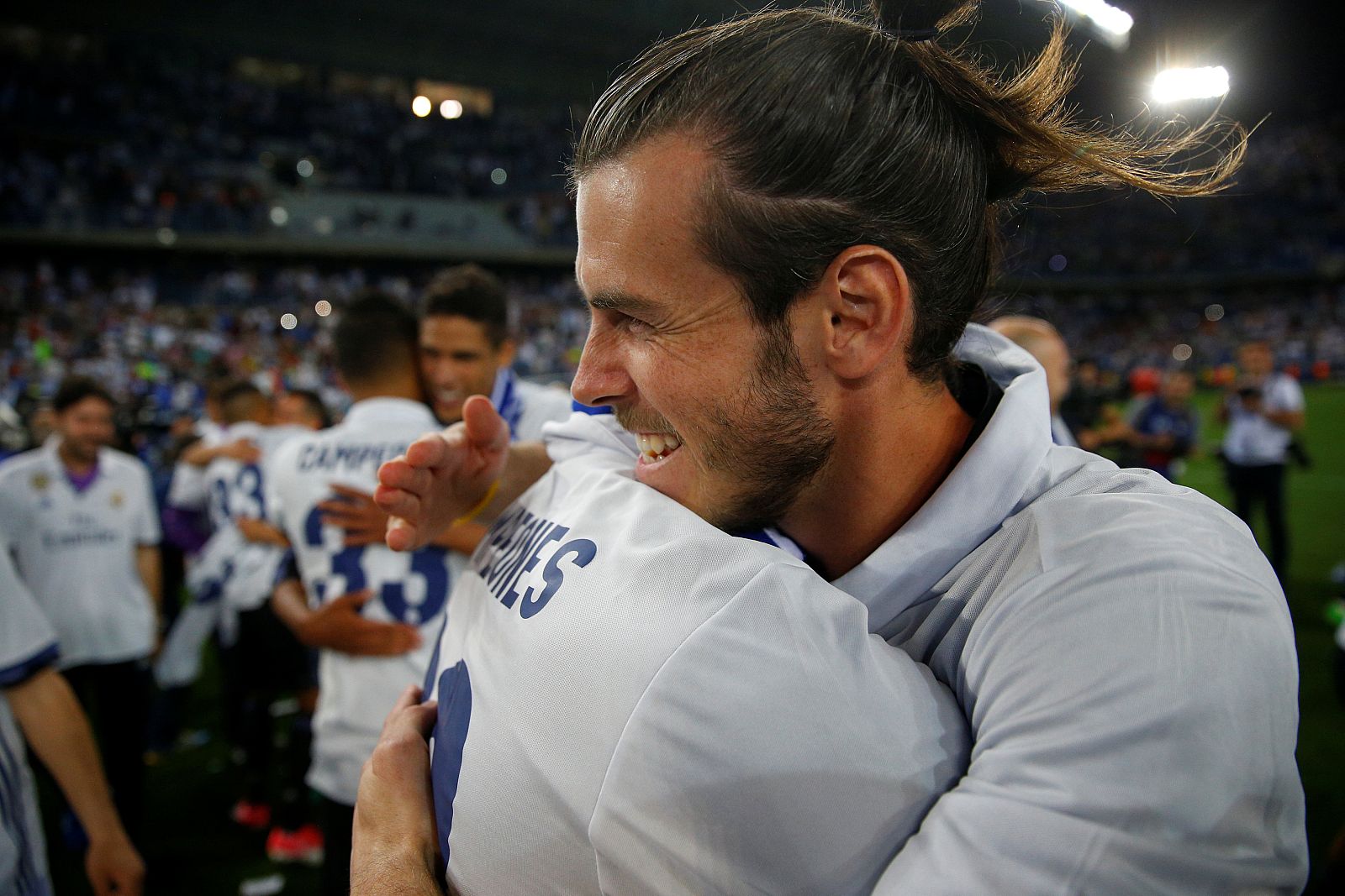 Bale celebrando la Liga conquistada en la Rosaleda.