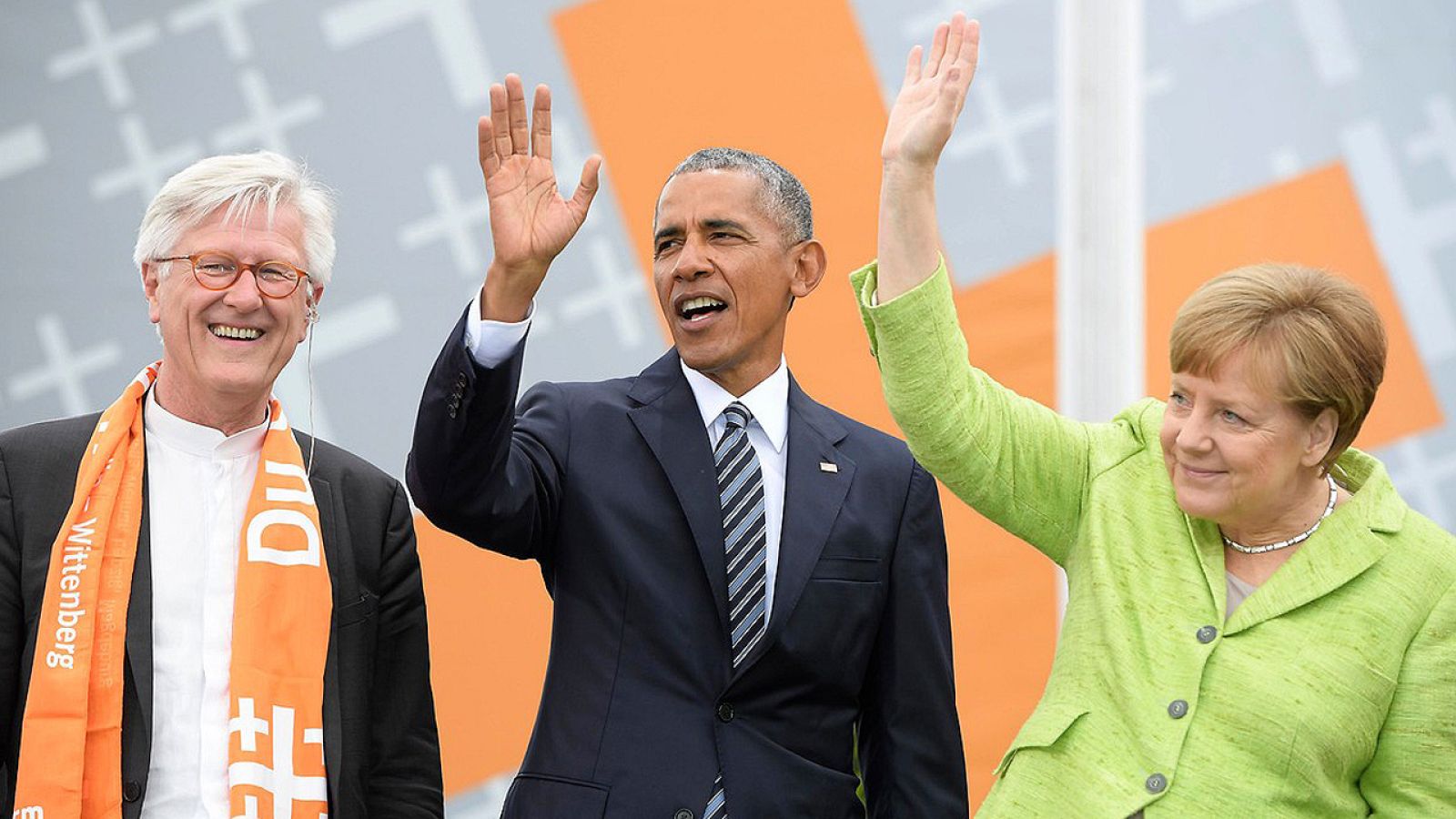 El obispo Heinrich Bedford-Strohm, el ex presidente de EE.UU. Barack Obama y la canciller alemana Ángela Merkel en Berlin