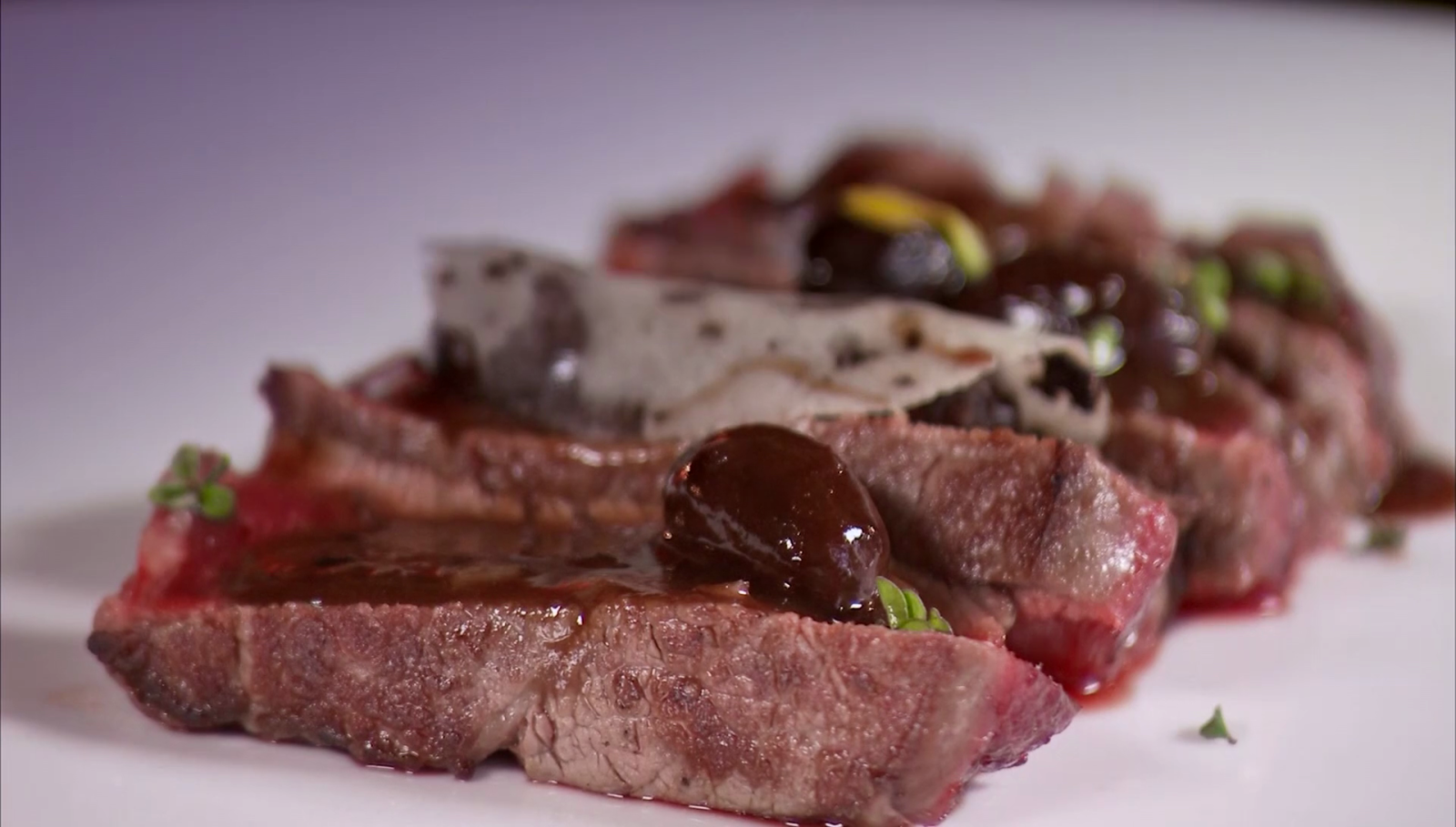 Solomillo de ternera a la baturra con cristales de patata y de aceitunas empeltres