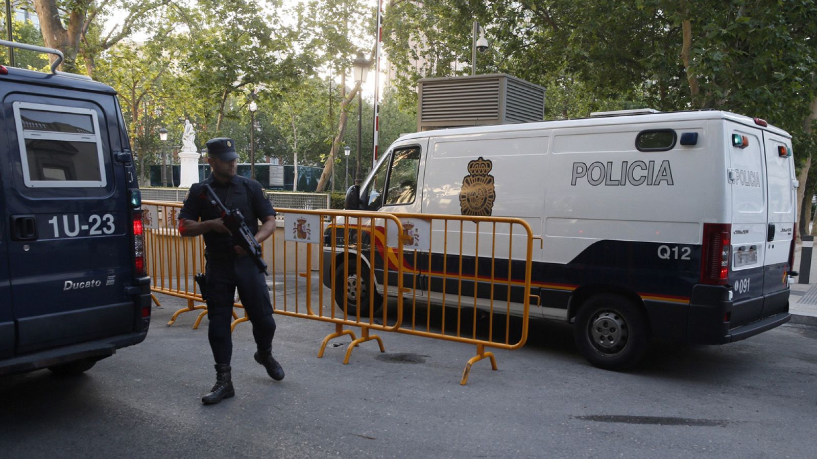 Furgón de la Policía Nacional que traslada a los dos yihadistas a su llegada a la Audiencia Nacional
