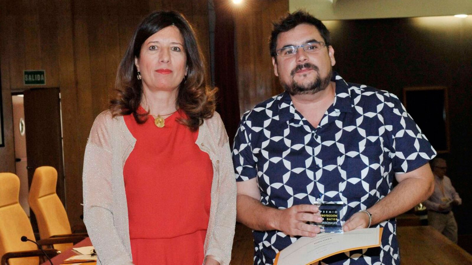 Carlos Enrique  recibe el premio de manos de la Directora de la AEPD, Mar España