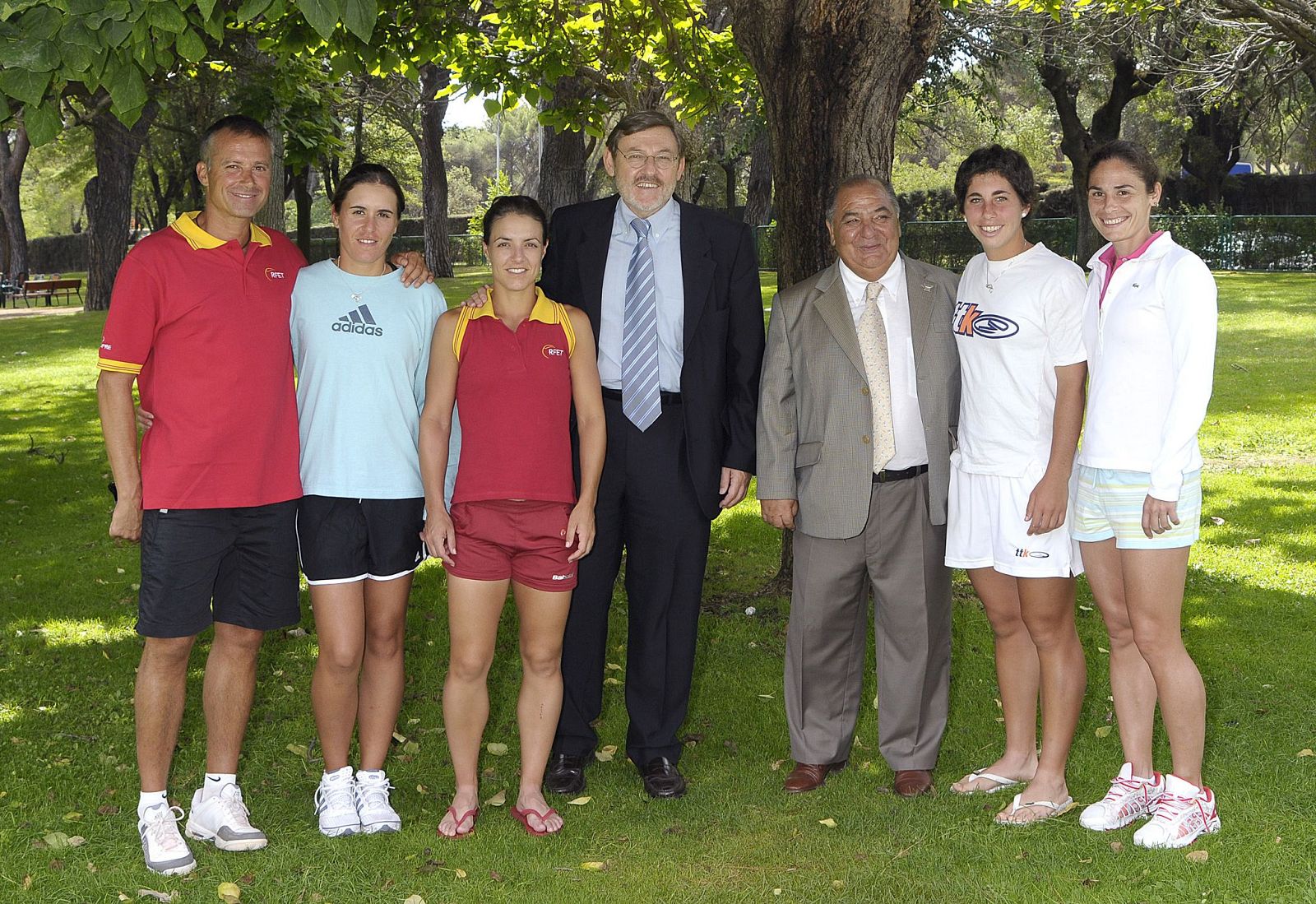 Las componentes del equipo español de tenis que se enfrentarán a Rusia junto a Jaime Lissavetzky.