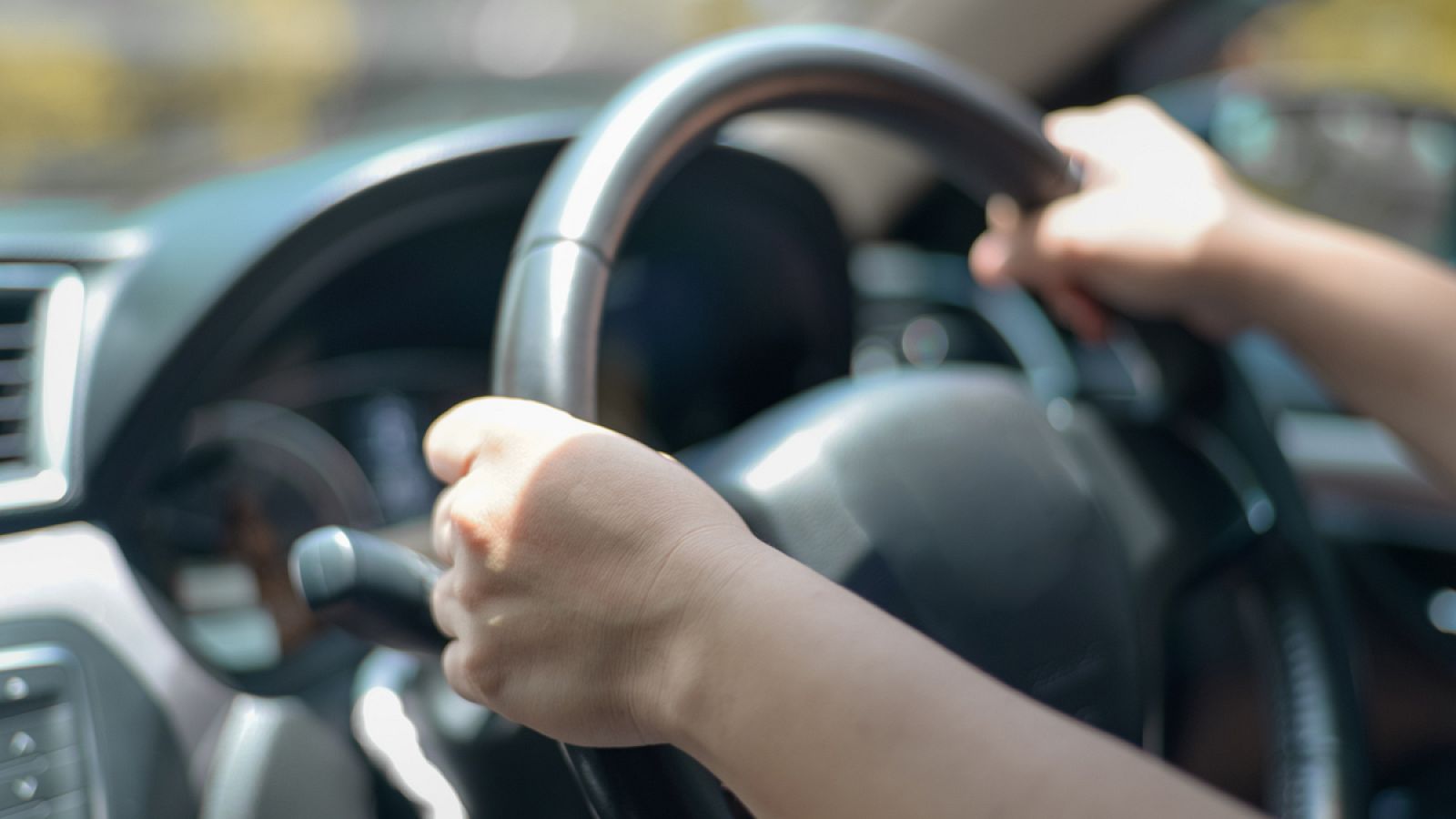 Una persona conduce un coche.