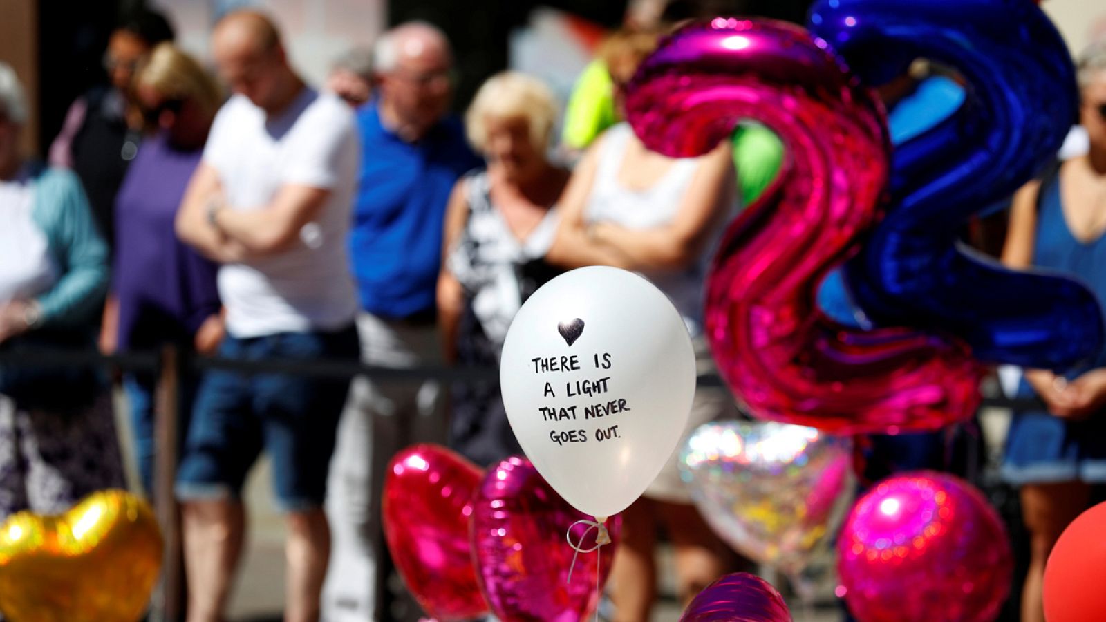 Ofrendas y tributos depositados en recuerdo de las víctimas del atentado en el Mánchester Arena