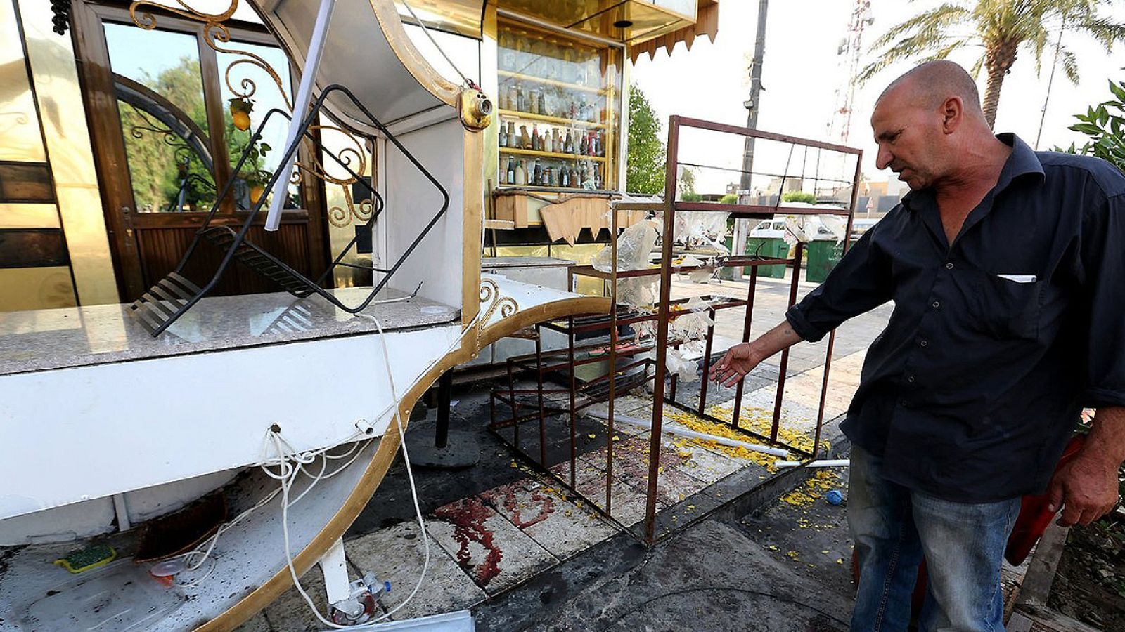 Restos de la explosión en la heladería Alfaqma en el distrito de Karrada, Bagdad