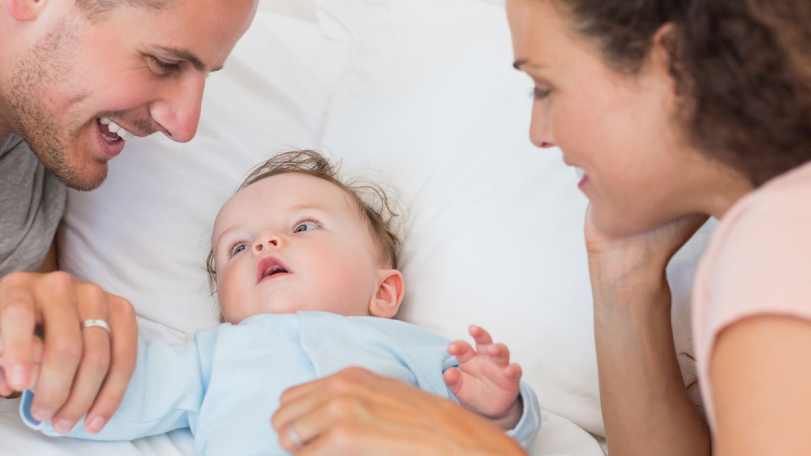 Dos padres con un recién nacido