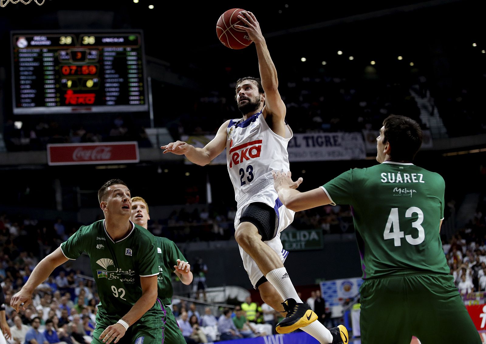 Sergio Llull entra a canasta entre Carlos Suárez y Alen Omic.